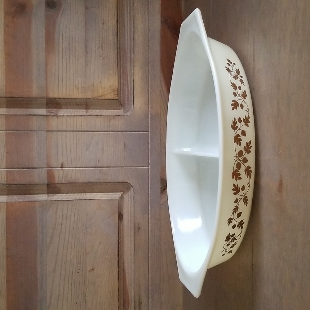 Vintage Pyrex Golden Acorn Divided Serving Dish - Picture 6 of 16